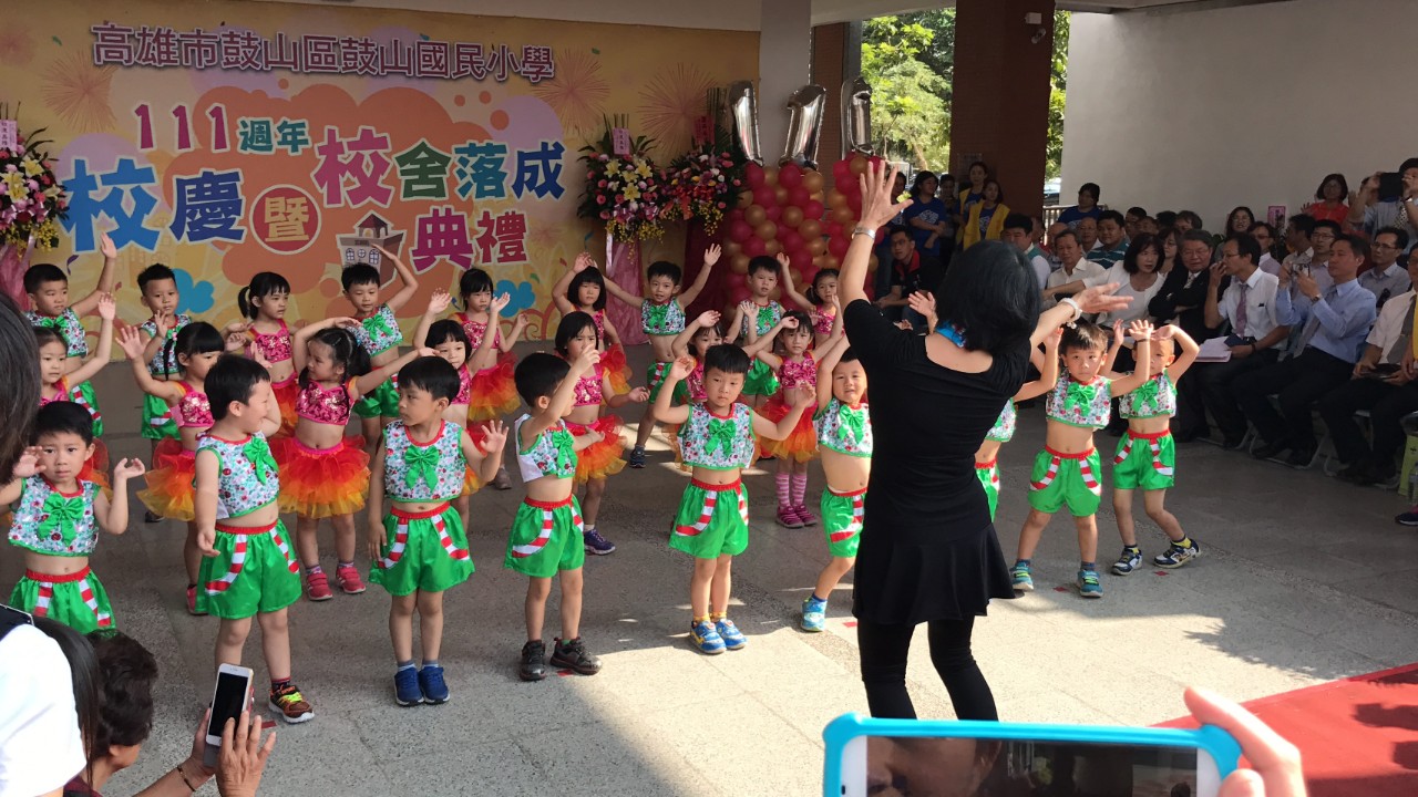 1071111校慶幼兒園表演.JPG