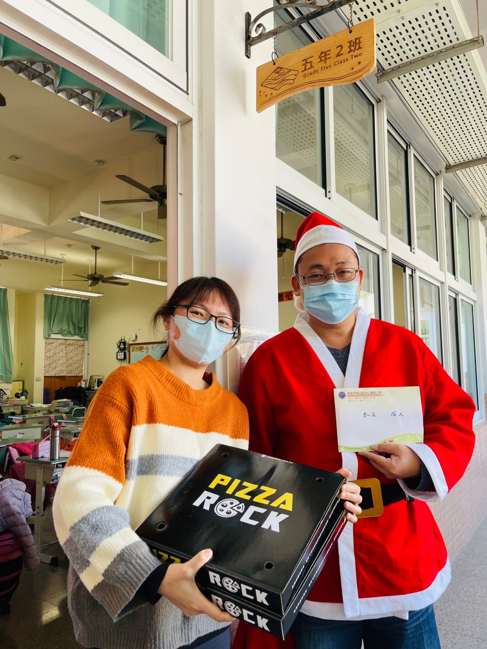 111.12.23會長贈師生披薩與園遊券07.jpg