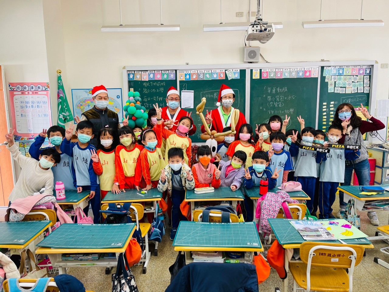 111.12.23會長贈師生披薩與園遊券13.jpg